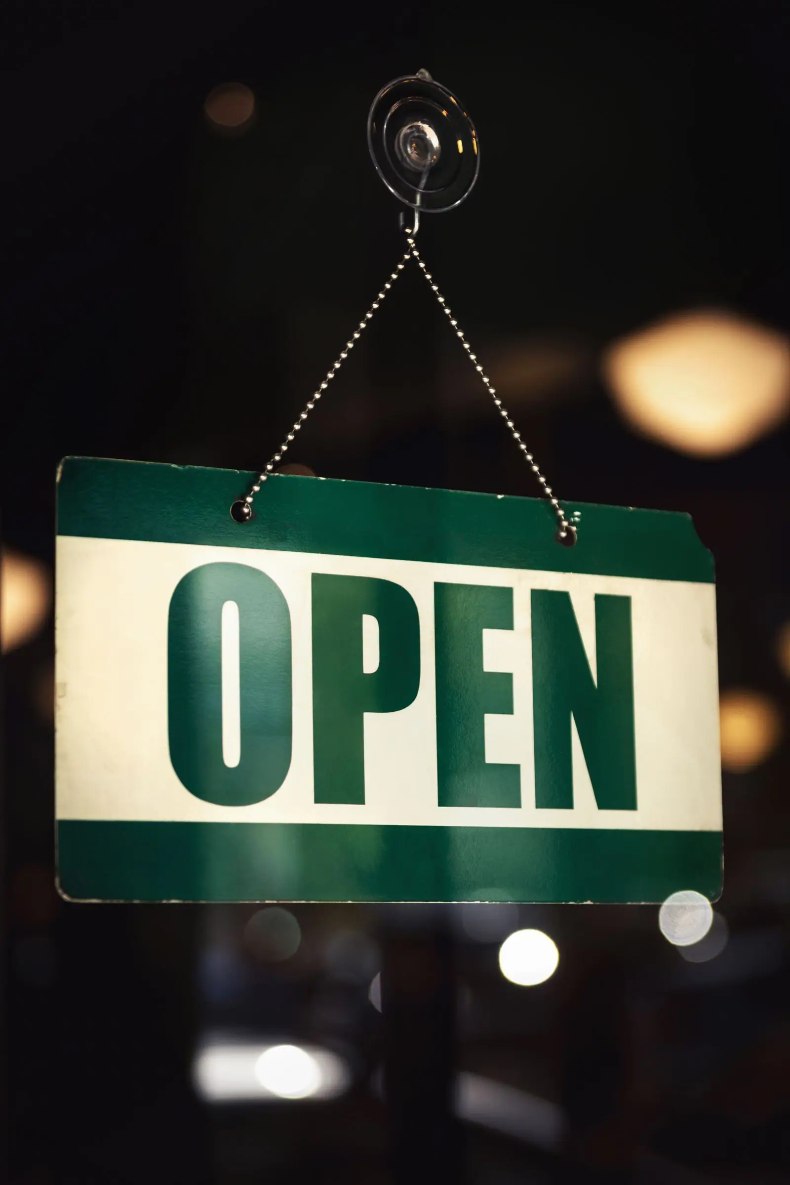 Табличка «Open» на двери магазина